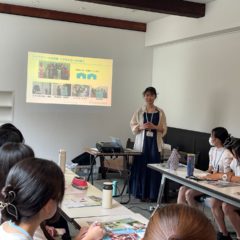 団体説明している識名。