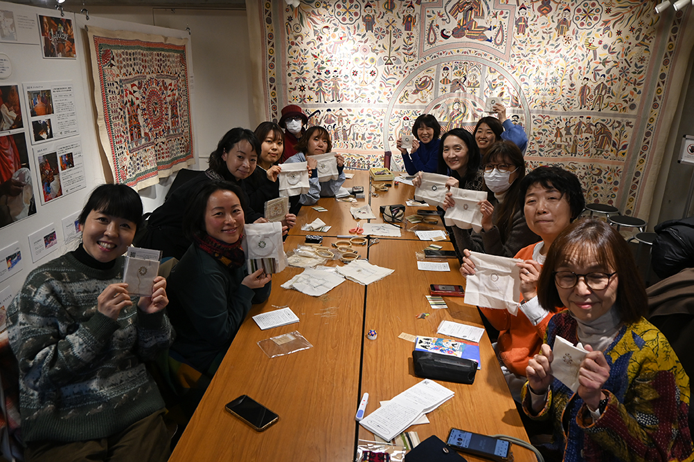 自分の作品をもって。