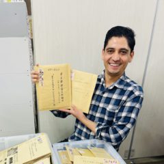 寄付物品仕分けしているダハル。
