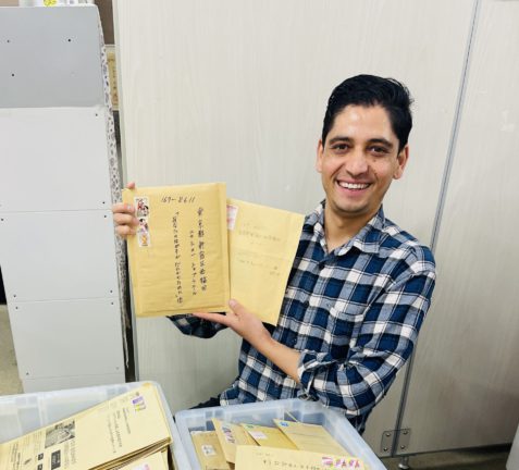 寄付物品仕分けしているダハル。