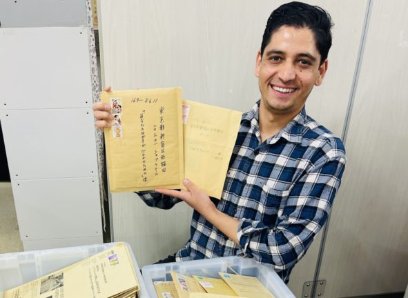 寄付物品仕分けする職員。