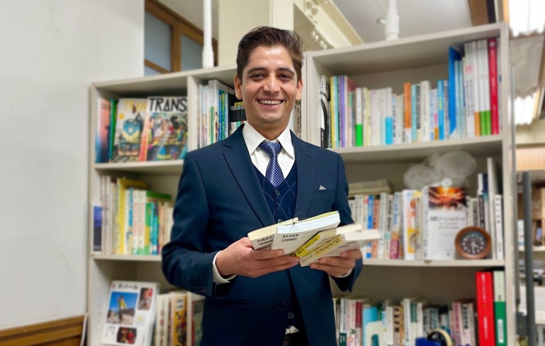 寄付物品を仕分けするダハル