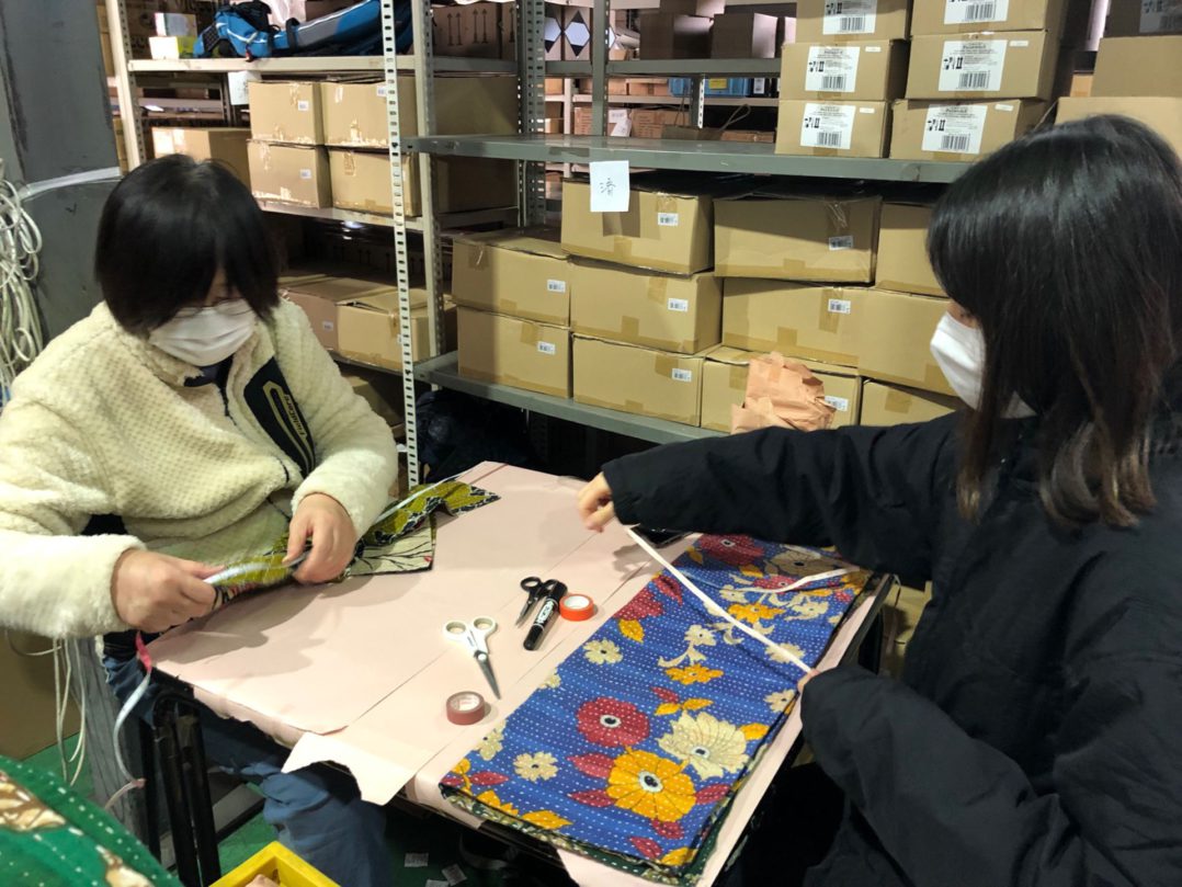 検品作業をするボランティア