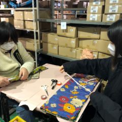 検品作業をするボランティア